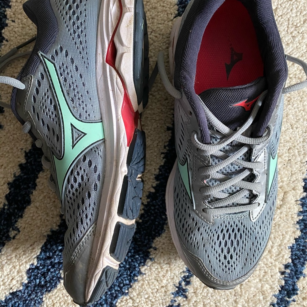 Women’s Mizuno Wave Rider 22 in size 8.5
